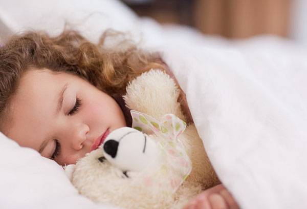 Fata care doarme cu o jucărie