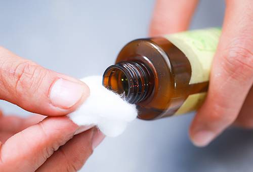 Aplicarea solventului pe bumbac