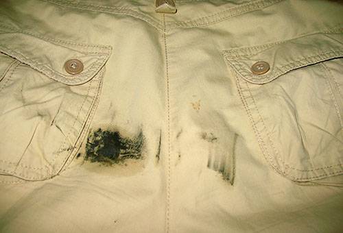 Petă de combustibil pe pantaloni de bumbac