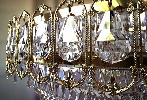 Pandantive de cristal pe candelabru