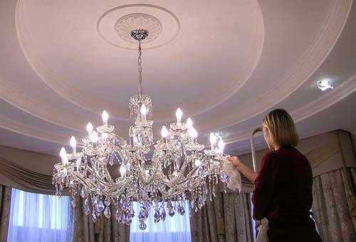 Curățarea unui candelabru de cristal mare