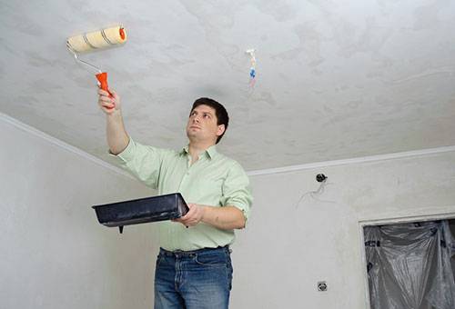 Tratarea albă a tavanului cu apă