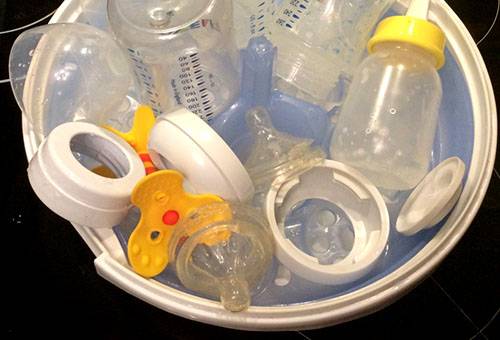 Pregătirea biberoanelor pentru sterilizare