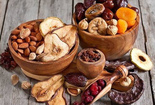 Diverse fructe uscate și nuci
