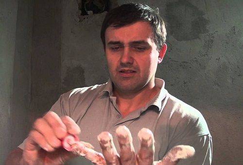spumă poliuretanică pe mâna unui bărbat