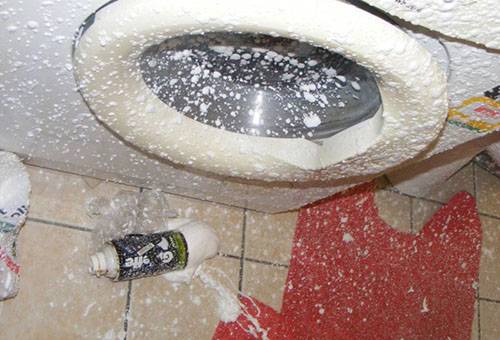 Sticlă de spumă în baie a explodat