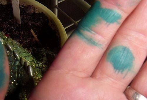 mână pătată cu verde