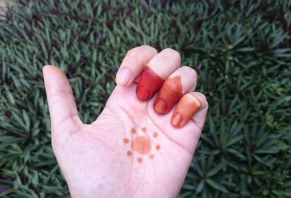 Desenând henna pe mână