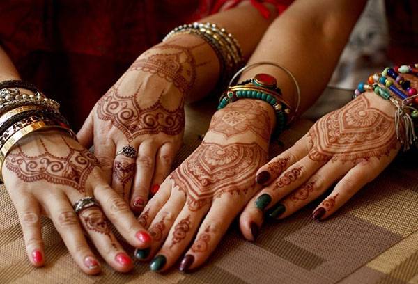 Mehendi în brațele femeilor