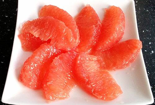 Felii de grapefruit decojite