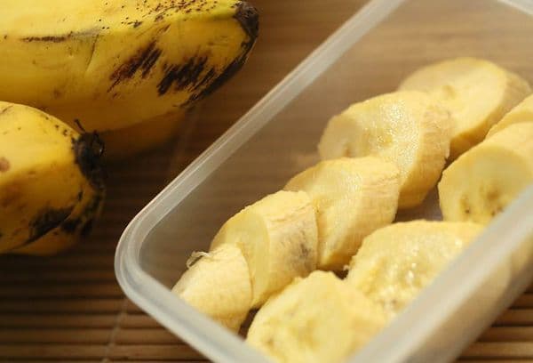 Banane decojite într-un recipient