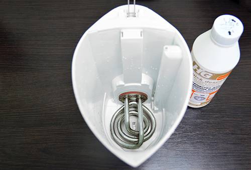 Curățați fierbătorul electric