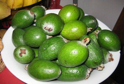 feijoa pe o farfurie
