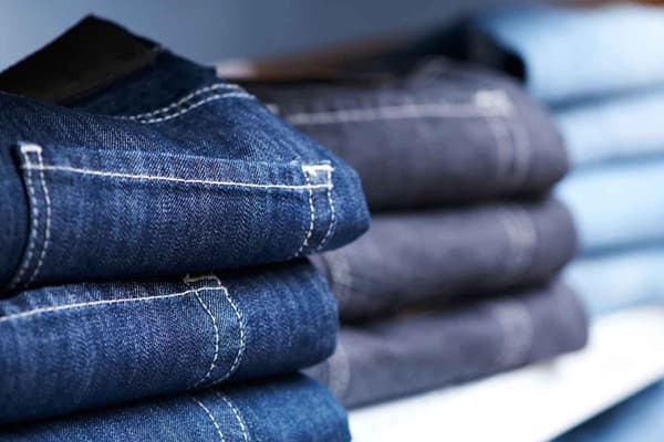 Jeans pe un raft într-un magazin