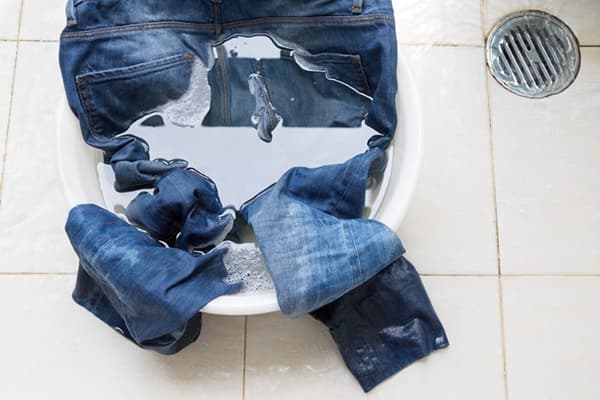 Jeans îmbibat cu bazin