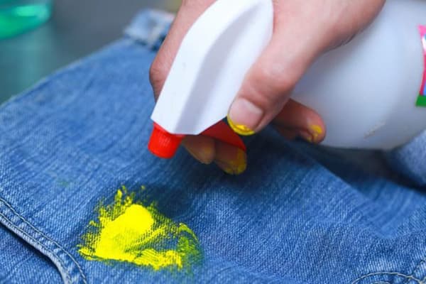 Stain de vopsea pe denim
