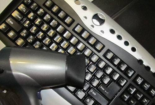 Curățarea tastaturii cu uscător de păr