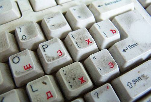 Tastatură murdară