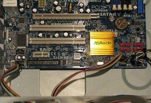 conectarea cablului de alimentare la placa de bază