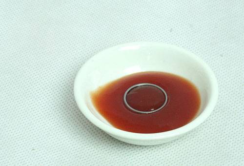 Curățarea inelului de cupru cu ketchup