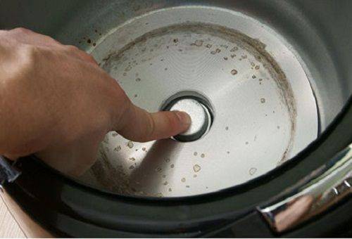 poluare în partea inferioară a multicooker-ului