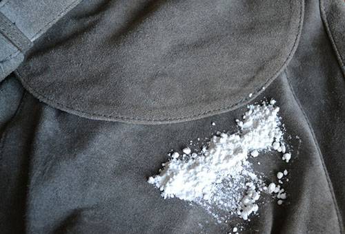 Îndepărtarea petelor dintr-o pungă de talc din piele de căprioară