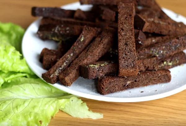Crutoane de pâine brună