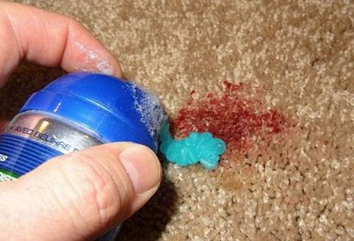 Petă de plastilină care se dizolvă cu gel de bărbierit