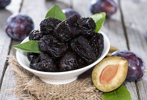 prune uscate pe o farfurie
