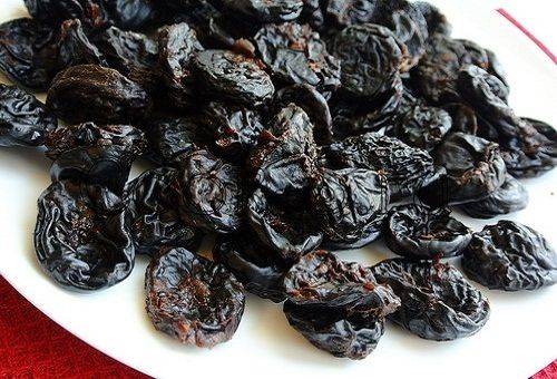 prune uscate pe o farfurie