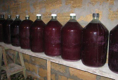 vin de casă în pivniță