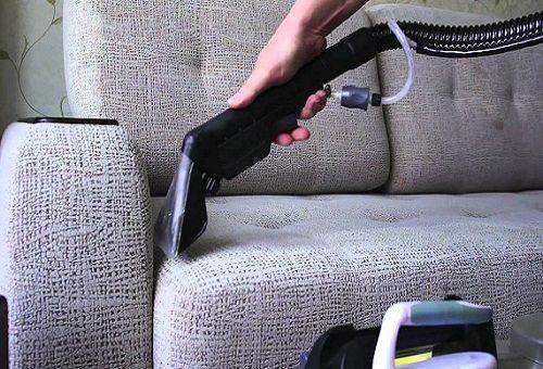 praf canapeaua cu un aspirator