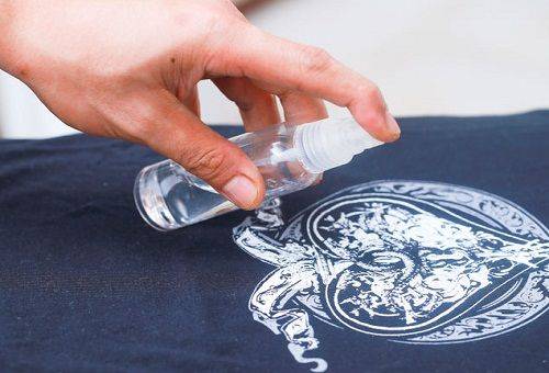 scoaterea autocolantelor cu tricouri cu alcool