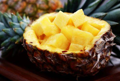 ananas într-un coș din coaja sa