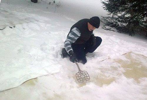 omul bate covorul