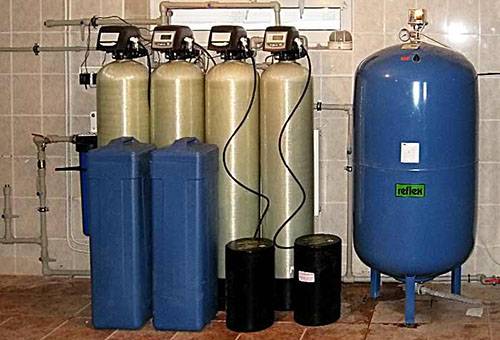 Filtru de completare cu sistem de completare