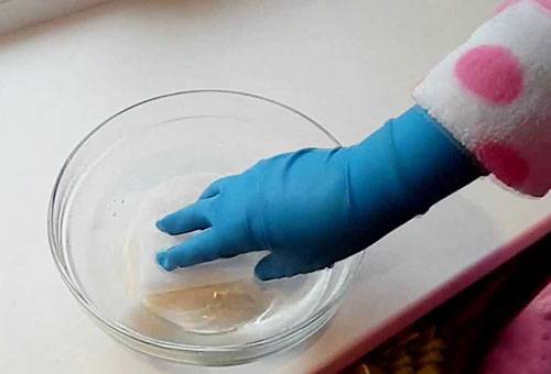 Curățarea pervazului ferestrelor din plastic de culoare galbenă