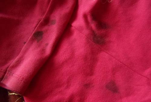 Petele învechite de vopsea de păr pe un tricou
