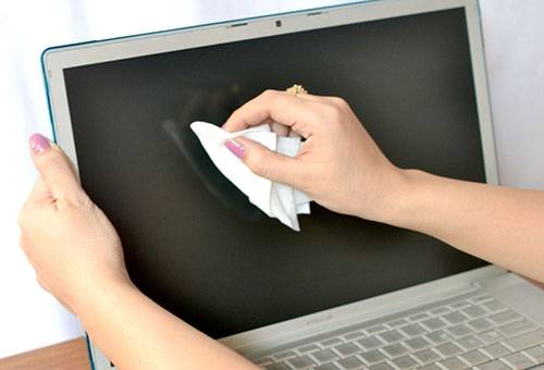 Curățarea ecranului laptopului