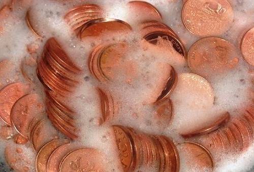 monede de bronz în soluție