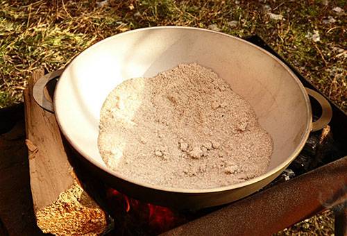 Calcinarea cazanului de aluminiu cu sare