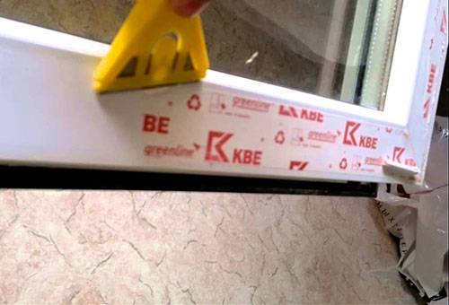 Îndepărtarea ferestrei cu un răzuitor