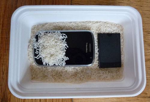 Uscarea telefonului în orez