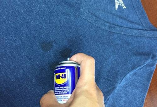 Îndepărtarea petelor de grăsime vechi cu WD-40 Thinner