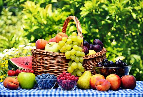 Fructe proaspete într-un coș