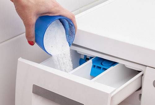 Umplerea detergentului în compartiment