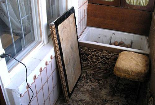 Frigider vechi pentru depozitarea legumelor pe balcon
