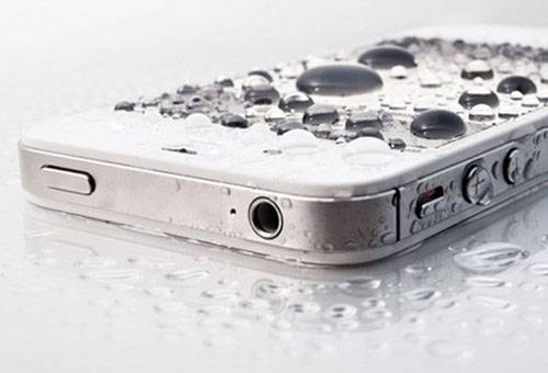 Picături de apă pe un smartphone