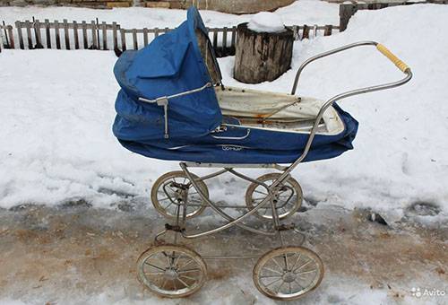 Cărucior de copil vechi