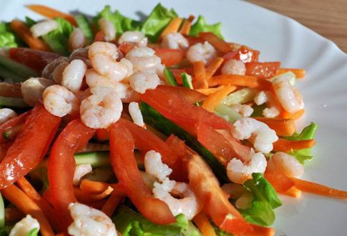 Salată de creveți fierti și legume proaspete